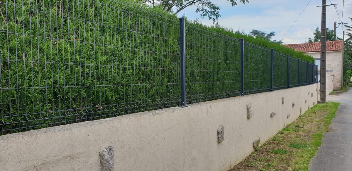 Acheter un panneau en grillage rigide pour clôture gamme professionnelle en  fils de diamètre 5x4mm pas cher à Marignane (13700) dans les  Bouches-du-Rhône (13) couleur gris antracite ou vert - STOCKCLOTURE