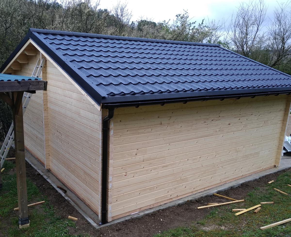 Installation de la toiture bac acier pour abri de jardin avec toit plat 