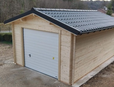 Garage de jardin en bois avec toiture imitation tuile install� chez un client